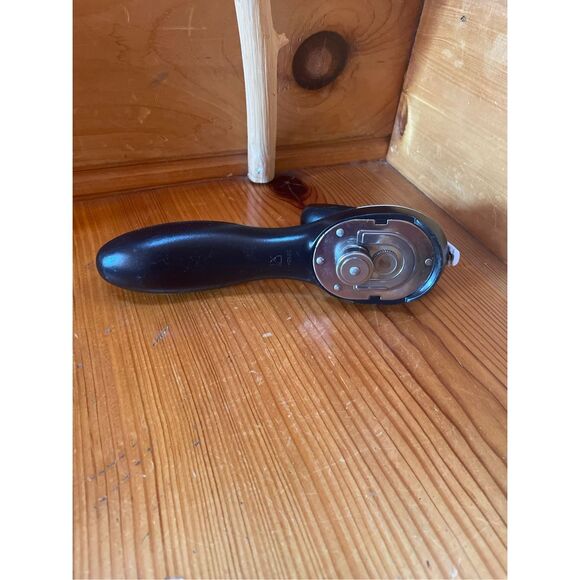 Tupperware Can Opener Ergonomic Smooth Edge - Picture 1 of 4